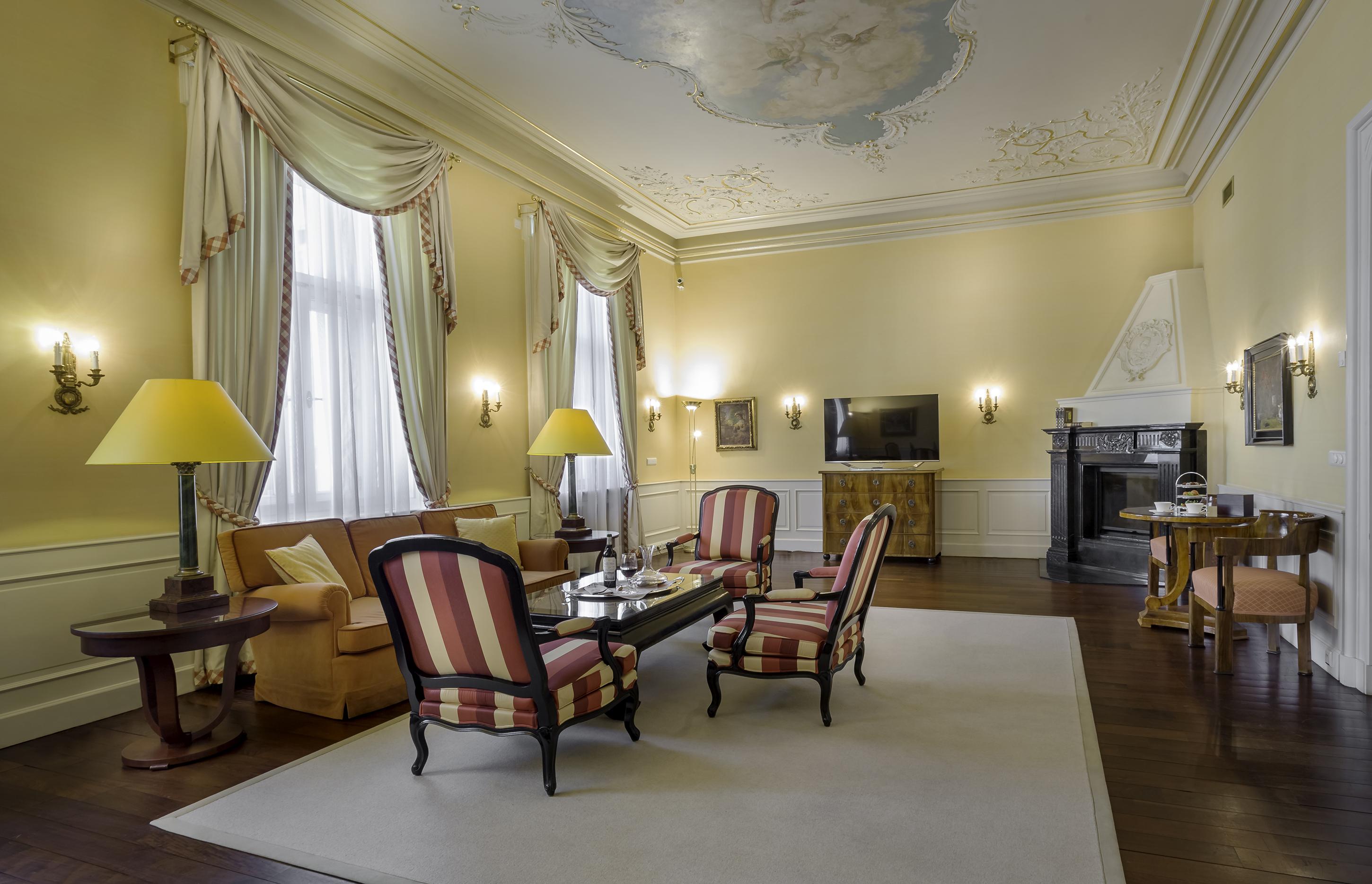 Le Palais Art Hotel Praga Exterior foto The living room of the suite