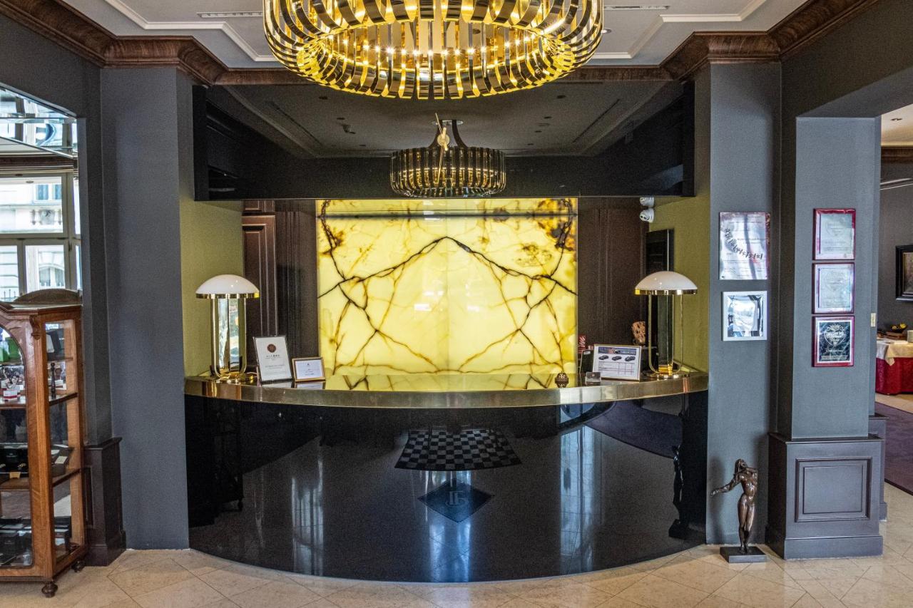 Le Palais Art Hotel Praga Exterior foto Reception desk at the hotel